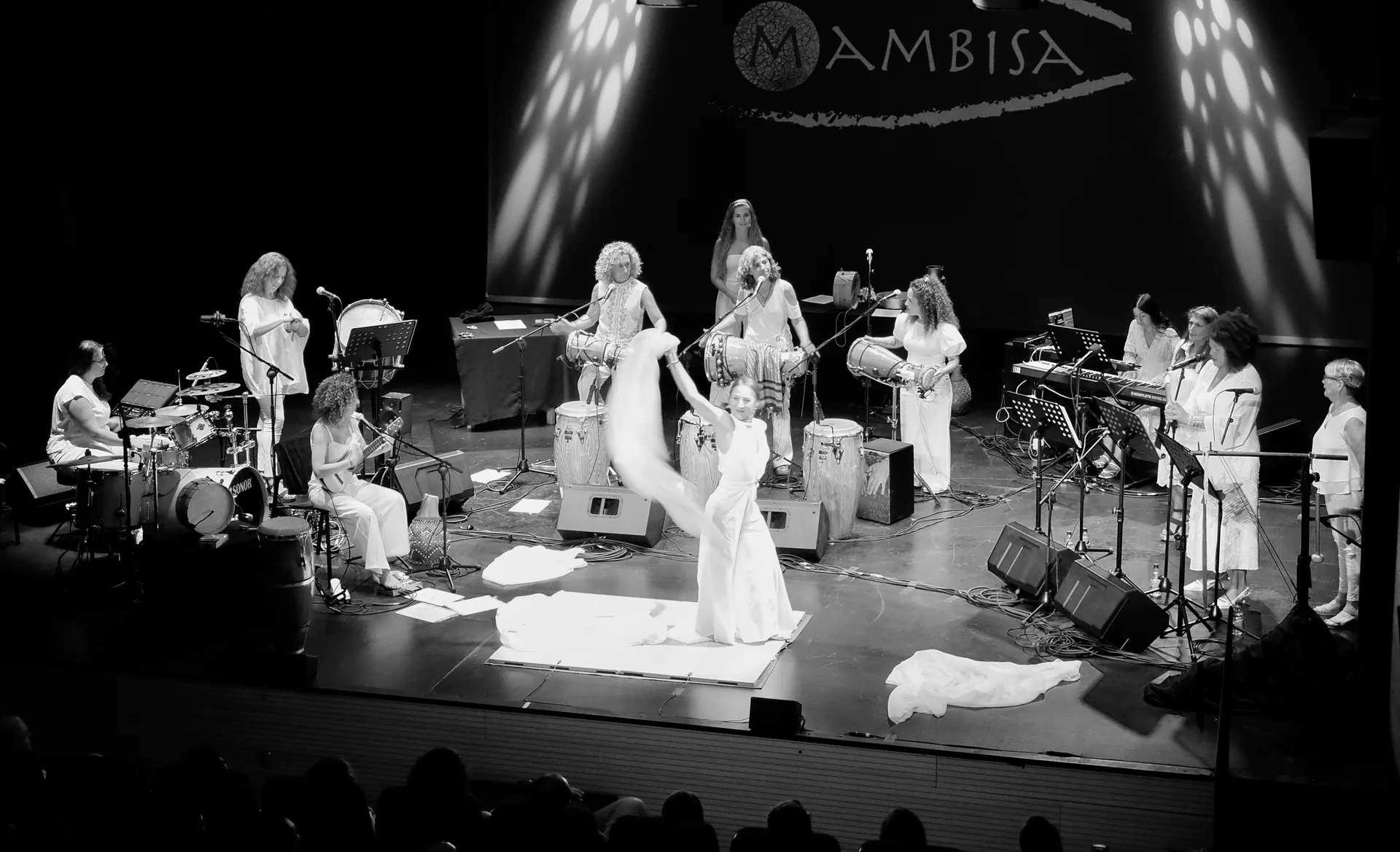Mambisa al completo in concerto, con voci, percussioni e danza.