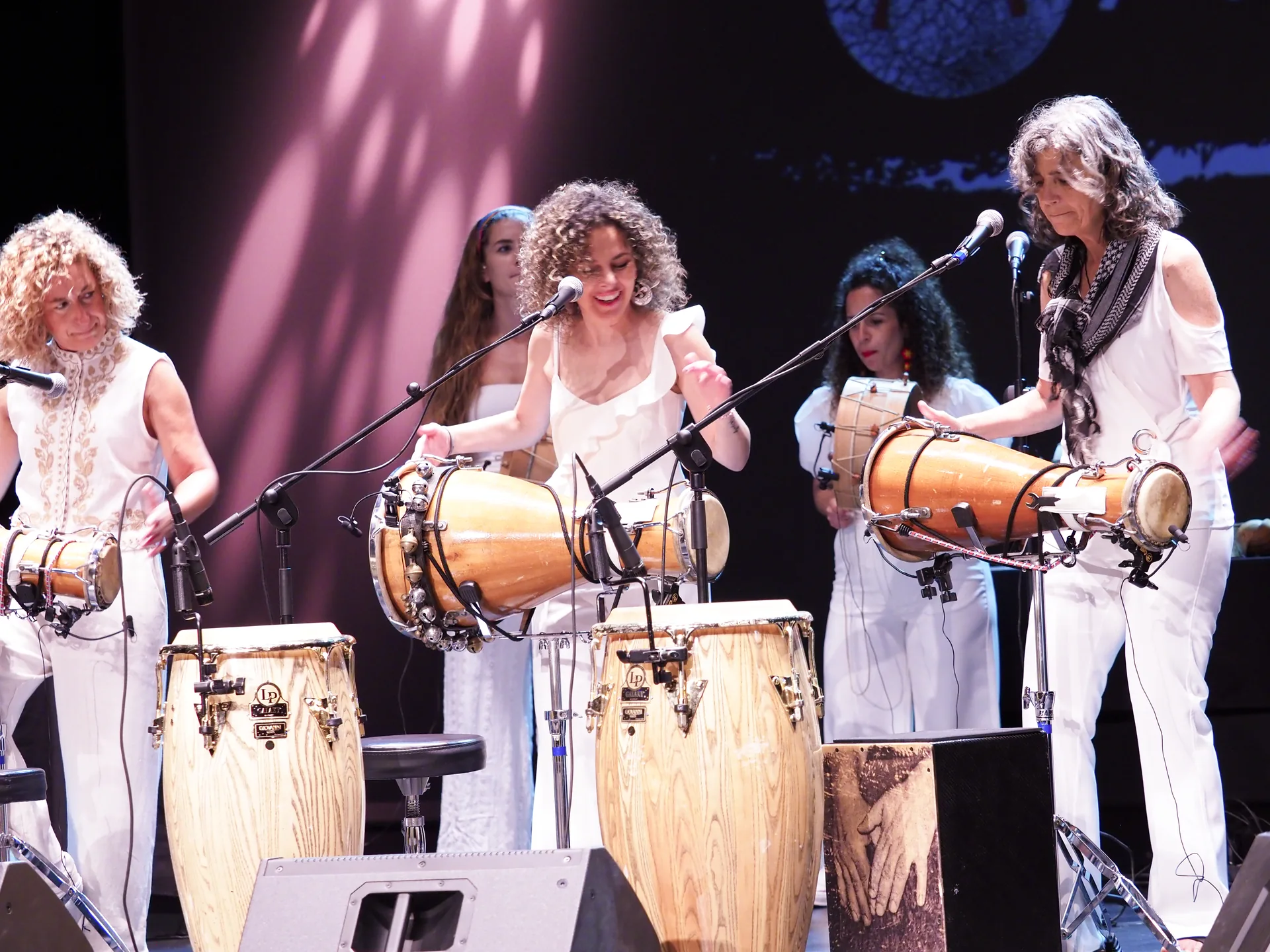 Percussioniste di Mambisa cantano e suonano i tamburi.