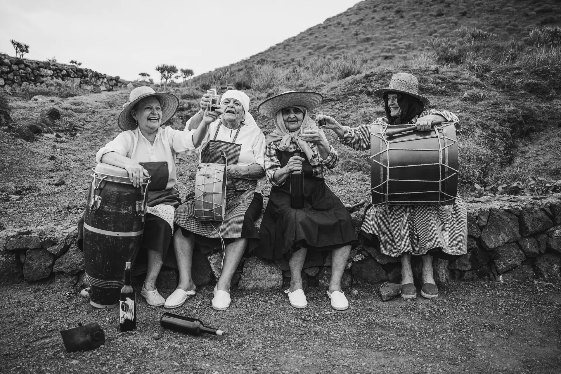 Componenti di Mambisa con tamburi in un paesaggio delle Canarie.